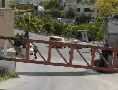 الإحتلال ينصب حاجزاً ويدقق في بطاقات المواطنين جنوب طوباس