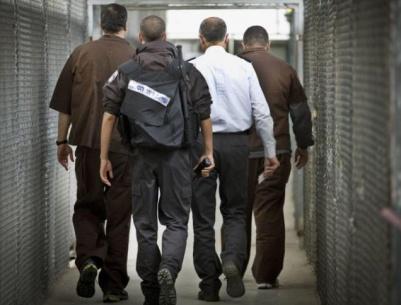 الاحتلال ينقل 120 أسيراً من سجن نفحة إلى 