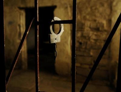 محكمة الإحتلال المركزية تقرر السماح للأسير الطحان بزيارة نجله المريض