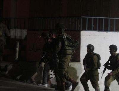 الاحتلال يعتقل مواطناً ويفتش منازل ويستولي على مبلغ مالي في الخليل