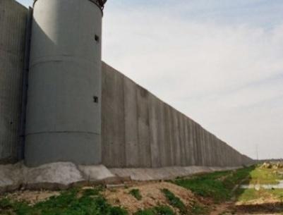 الاحتلال يحتجز عشرات المزارعين خلف الجدار بسلفيت