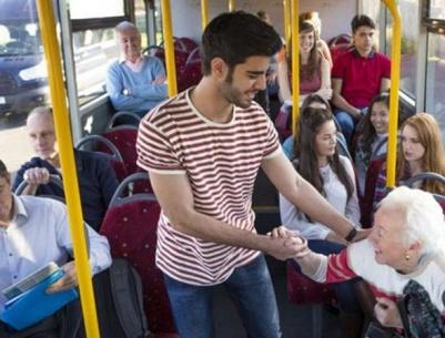 لهذا السبب لا تترك مقعدك لكبار السن في الحافلة