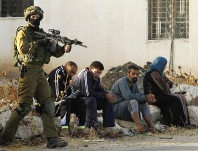 الاحتلال يخطر عائلة متهم بقتل مستوطن بهدم منزلها