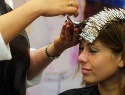 تحذير خطير للنساء مما تسببه صبغة الشعر