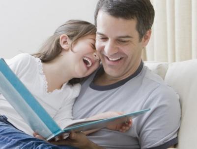 هل يعلم طفلك أنك تحبه؟ تعلَّم كيف تتحدث لغات الحب الـ5 مع أبنائك