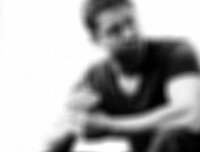 ممثل شهير في المستشفى بعد تعرّضه لحادثٍ مروّع على دراجته النارية