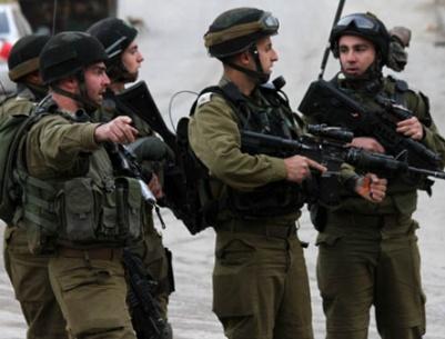 جنود الاحتلال ينكلون بمواطنين على حاجز عسكري جنوب جنين