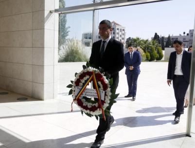 السفير الروماني الجديد يضع اكليلا من الزهور على ضريح القائد الرمز ياسر عرفات.