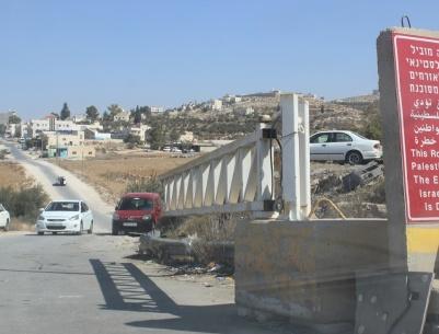 الاحتلال يفتح البوابة العسكرية على مدخل بيت عوا بعد أكثر من شهرين من الإغلاق