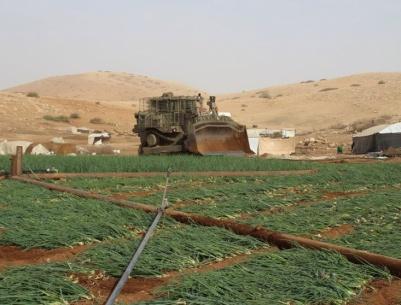 جرافات الاحتلال تدمر طرق زراعية وخطوط مياه في طوباس