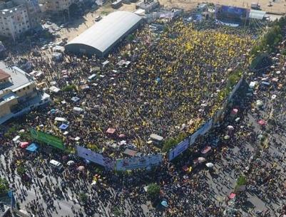 مئات الآلاف يحتشدون في ساحة السرايا