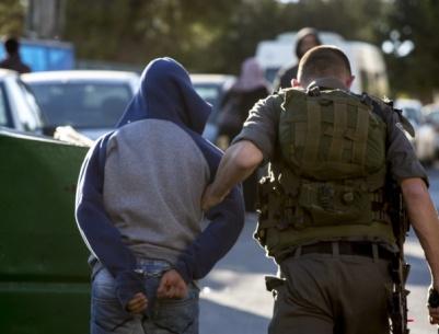 الخليل: الاحتلال يعتقل شابًا بزعم حيازته سكين