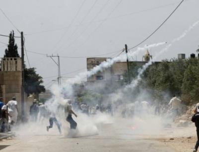 إصابات بالاختناق في صفوف الطلبة والمدرسين خلال مواجهات شرق بيت لحم