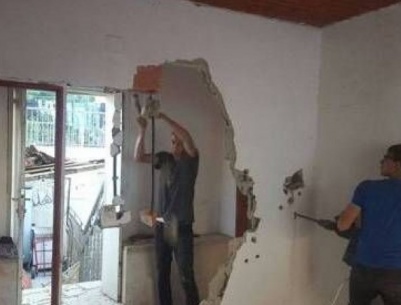 مواطن يهدم منزله بنفسه في القدس بضغط من بلدية الاحتلال