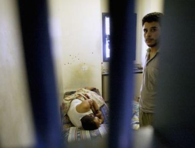 هيئة الأسرى: سجانو 