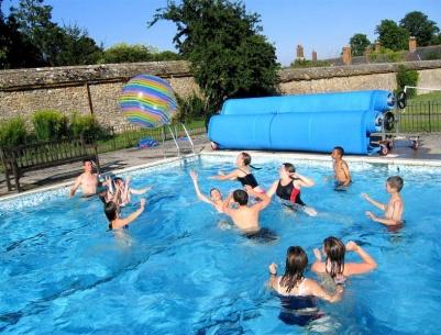 طبيب: مياه حمامات السباحة قد تؤدي إلى الوفاة