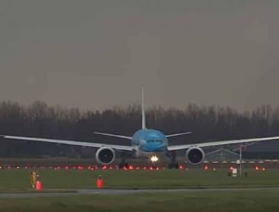 فيديو| البرق يصعق طائرة ركاب خلال إقلاعها