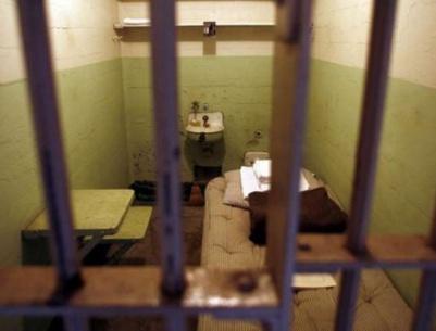 شهادات حية من داخل السجون: جر لمسافات طويلة و احتجاز في زنازين قذرة