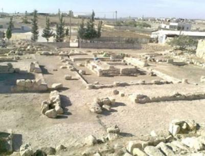 الاحتلال يصادر أحجارًا أثرية من قصر 