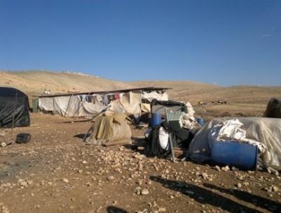 الاحتلال يخطر بهدم غرفتين من الطوب والصفيح جنوب الخليل