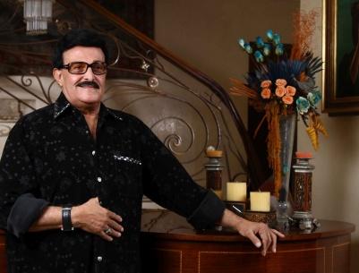 ﻿سمير غانم يسخر من برامج اكتشاف المواهب في عرض مسرحي في السعودية