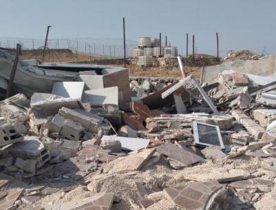 الاحتلال يهدم منزلا وبركسا ويخطر بهدم آخر في أريحا