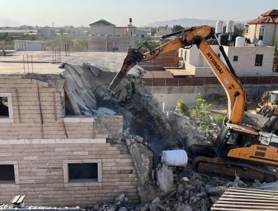 الاحتلال يهدم عمارة سكنية في حي البستان ببلدة سلوان جنوب المسجد الأقصى