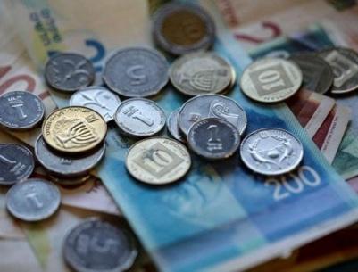 ماذا يعني تراكم الشيكل الإسرائيلي في البنوك الفلسطينية؟