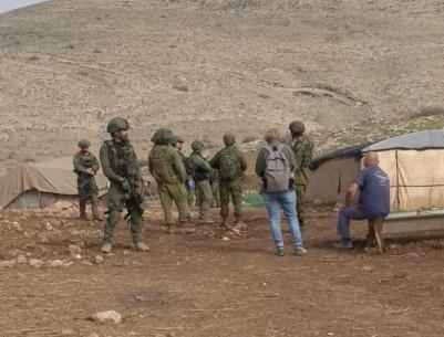 مستعمرون يسرقون خيمة سكنية ومحتوياتها في الأغوار