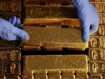 النفط يغلق على تراجع بعد أكبر خسارة سنوية منذ 2020