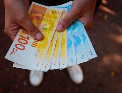 الدولار يواصل الانخفاض ...اسعار صرف العملات والمعادن