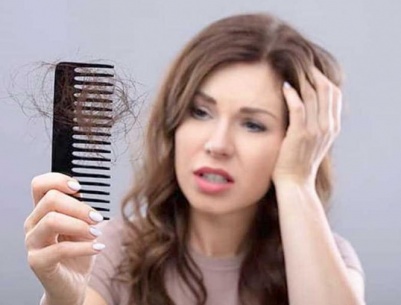 كيف تعتني بشعرك في فصل الخريف؟ نصائح لمواجهة الجفاف والتساقط