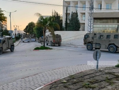 الاحتلال ينتشر بكثافة في مدينة طولكرم ويغلق شارع مستشفى الشهيد ثابت ثابت