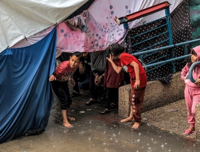 مع اقتراب فصل الشتاء.. ظروف قاسية تنتظر النازحين في غزة