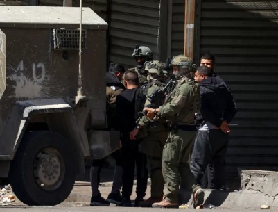 قوات الاحتلال تعتقل ثمانية مواطنين من محافظة نابلس