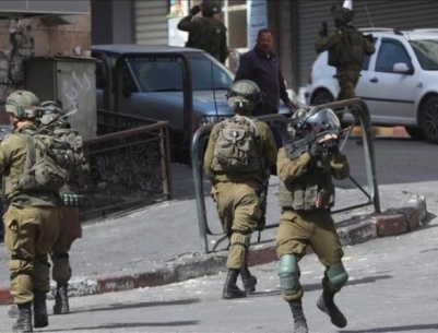 قوات الاحتلال تعتقل مواطنين غرب سلفيت وتشدّد إجراءاتها العسكرية في بلدات وقرى المحافظة