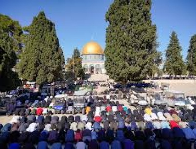 عشرات آلاف المصلين يؤدون صلاة الجمعة في الأقصى
