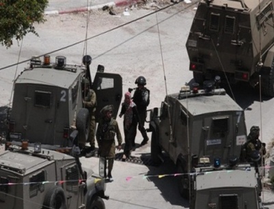  الاحتلال يعتقل مواطنا وثلاثة من أبنائه في بلدة بيت امر شمال الخليل