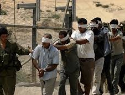 قوات الاحتلال تقتحم بيت أمر فجراً وتعتقل مواطناً وأبناءه الثلاثة