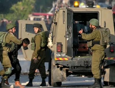 الاحتلال يعتقل مواطنا عقب اعتداء للمستعمرين في مسافر يطا جنوب الخليل