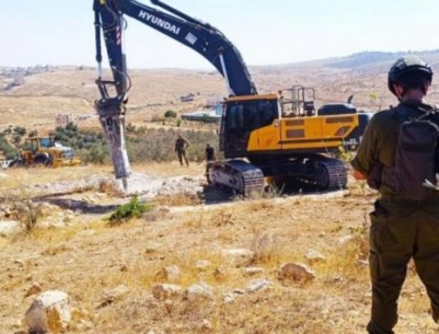 قوات الاحتلال تهدم بركة مياه وغرفة زراعية شمال بيت أمر
