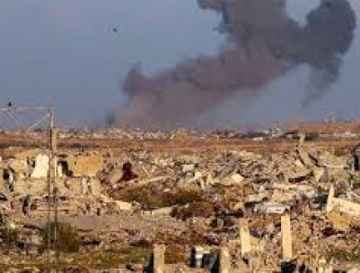 جيش الاحتلال ينسف منازل بخان يونس وقصف مدفعي وسط وشمال القطاع