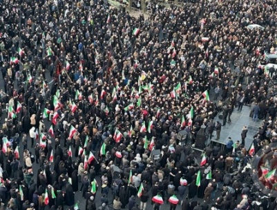 الرئيس الإيراني يتوعّد بالانتقام والآلاف يحتشدون مطالبين بالثأر لخامنئي