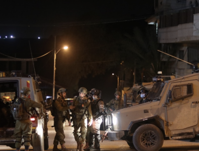 إصابة عدد من المواطنين واعتقال فتاة خلال اقتحام الاحتلال عدة مناطق في الخليل