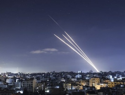 220 صاروخا من لبنان تضرب قلب إسرائيل… ونتنياهو يبحث توسيع المنطقة العازلة