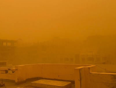 عاصفة رملية تضرب قطاع غزة وتُفاقم مأساة النازحين