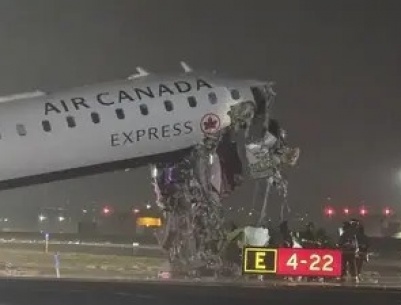 حادث غير عادي على مدرج مطار نيويورك: اصطدام طائرة بشاحنة إطفاء