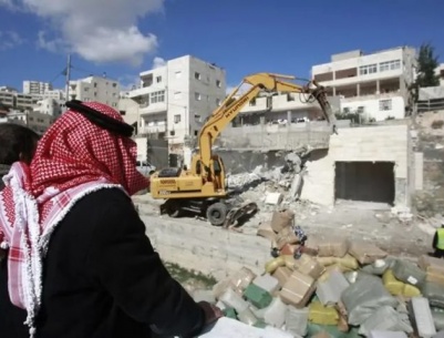 الاحتلال يهدم محال تجارية في بلدة بيت عوا غرب الخليل