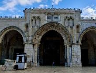 الاحتلال يواصل إغلاق المسجد الأقصى وكنيسة القيامة لليوم الـ37