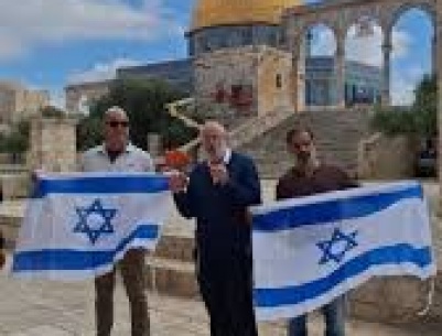 مستوطنون يقتحمون الأقصى ويرفعون علم الاحتلال في باحاته